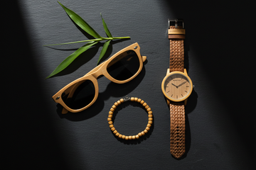 Bambus mode og accessories i naturlige farver, flat lay på lyst linned underlag, varmt naturlys fra venstre – Mode & Style | BIBAMBUS