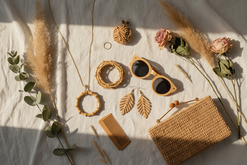 Bambus accessories og mode til kvinder, elegant flat lay i varme naturfarver på lyst linned underlag – Lucky Lady | BIBAMBUS