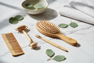 Bambus personlig pleje produkter i naturlige materialer, rent minimalistisk flat lay på hvidt underlag – Personlig pleje & velvære | BIBAMBUS