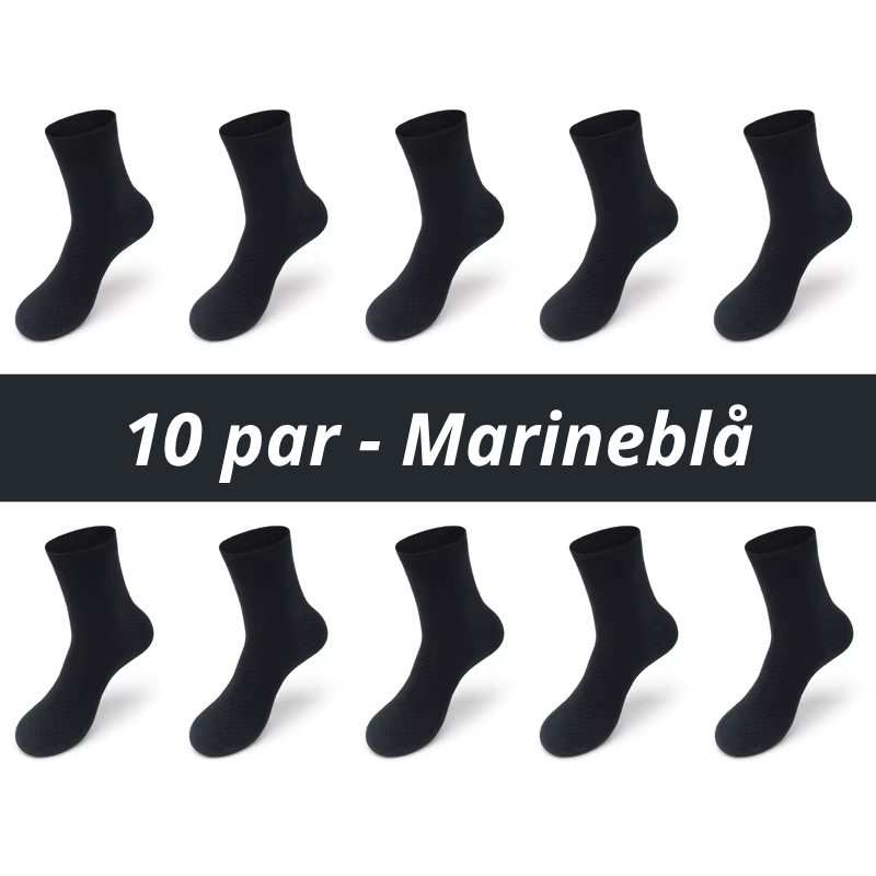 Ti marineblå bambusstrømper arrangeret i to rækker af fem med teksten "10 par - Marineblå" på mørkt banner – klassisk marineblå herrestrømpe i bambusviskose med glat overflade og anatomisk pasform str. 38-45 – Bambusstrømper til mænd | BIBAMBUS 'The Bamboo Gentleman'