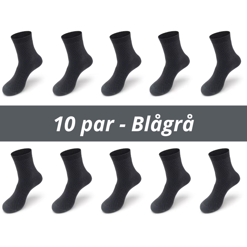 Ti blågrå bambusstrømper arrangeret i to rækker af fem med teksten "10 par - Blågrå" på gråt banner – subtil ternet rillestruktur på skaft med glat hælparti og anatomisk tåparti – klassisk blågrå herrestrømpe i bambusviskose str. 38-45 – Bambusstrømper til mænd | BIBAMBUS 'The Bamboo Gentleman'