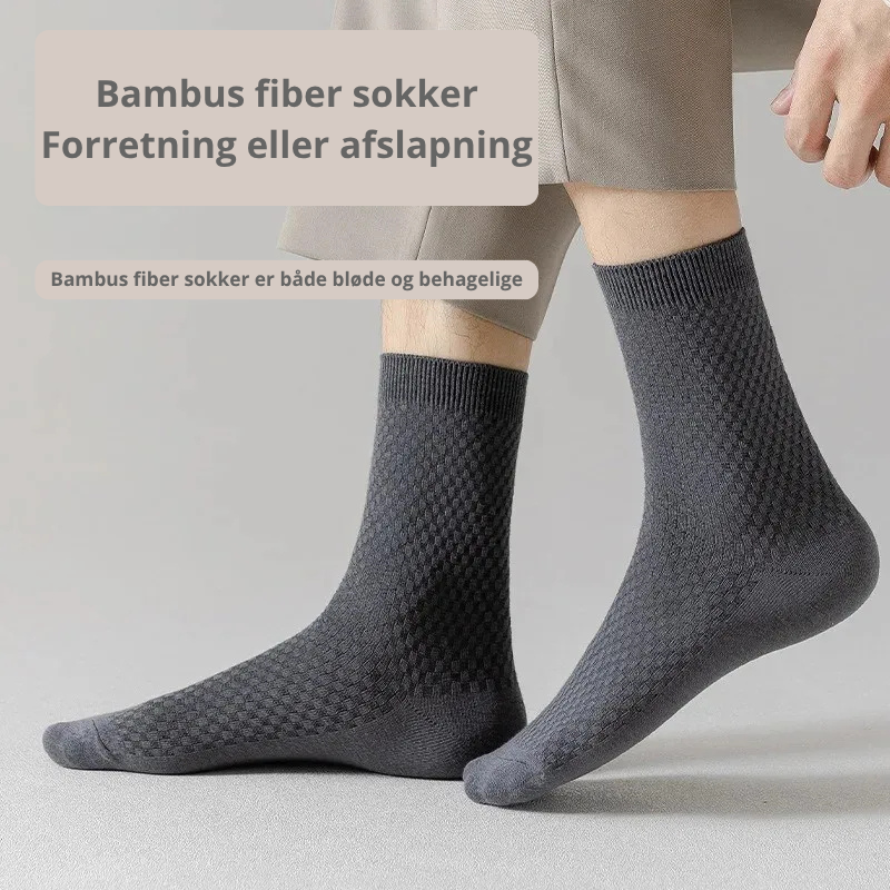 Nærbillede af begge fødder i mørkegrå bambusstrømper med ternede rillestruktur til forretning eller afslapning – Bambusstrømper til mænd | BIBAMBUS 'The Bamboo Gentleman'