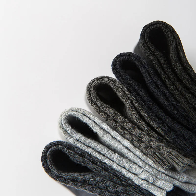 Ekstrem nærbillede af fem bambusstrømpers elastikkanter set oppefra i farverne sort, mørkegrå, lysegrå, blågrå og sort – tydelig dobbelt ribbet kant med præcis syning og naturlig elasticitet i bambusviskose – herrestrømper str. 38-45 – Bambusstrømper til mænd | BIBAMBUS 'The Bamboo Gentleman'