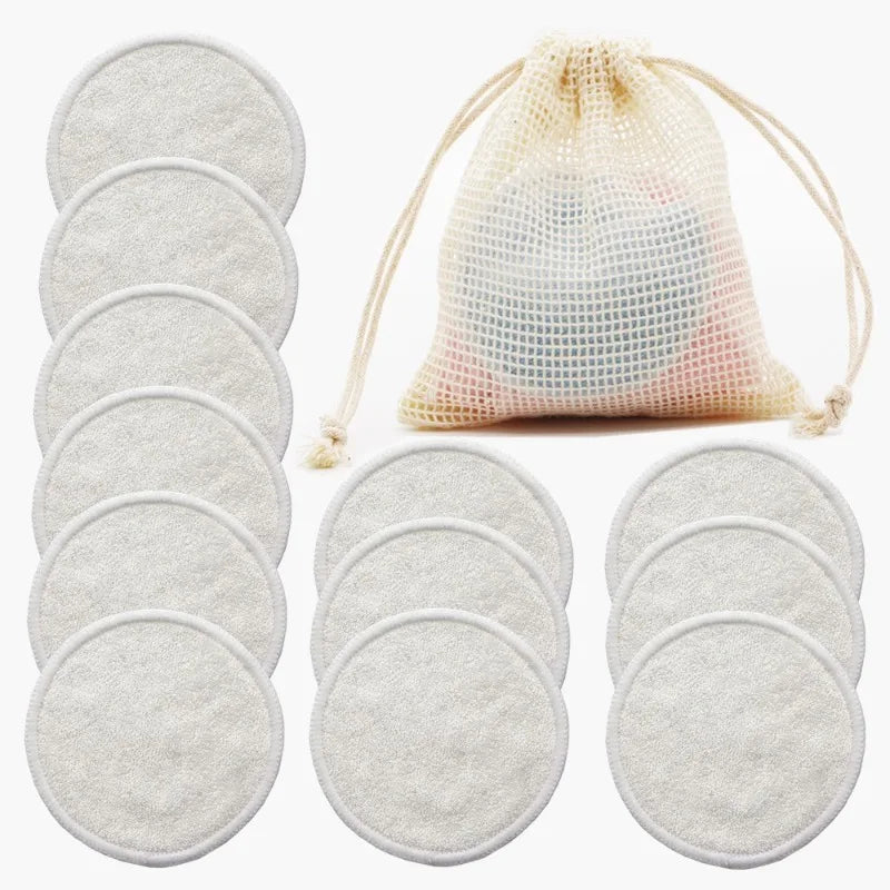Beige genanvendelige bambus rensepuder med bomulds vaskepose på hvid baggrund – Bambus Rensepuder | BIBAMBUS 'The Bamboo Rounds'