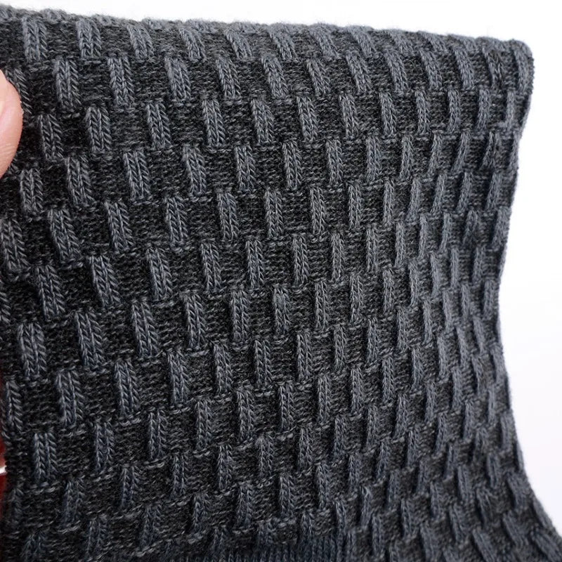 Ekstrem nærbillede af mørkegrå bambusviskose med karakteristisk ternet rillestruktur og tæt flettet mønster holdt mellem fingre – robust og silkeblød naturfiber i herrestrømper fra BIBAMBUS – Bambusstrømper til mænd | BIBAMBUS 'The Bamboo Gentleman'