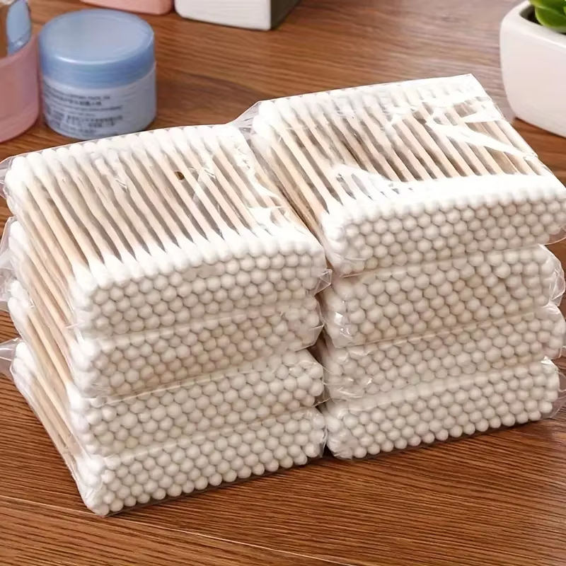 Kvinde der bruger bambus ørepind til ørenrensning – Bambus Ørepinde | BIBAMBUS 'Clean Cotton Bamboo'